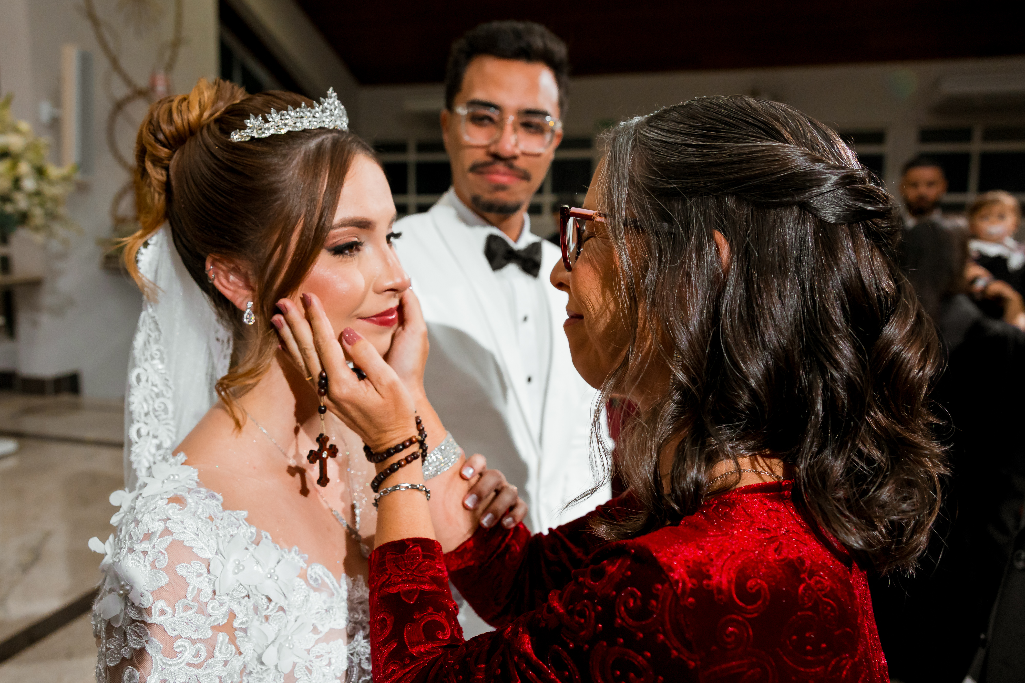Noiva e mãe tendo momento de ternura